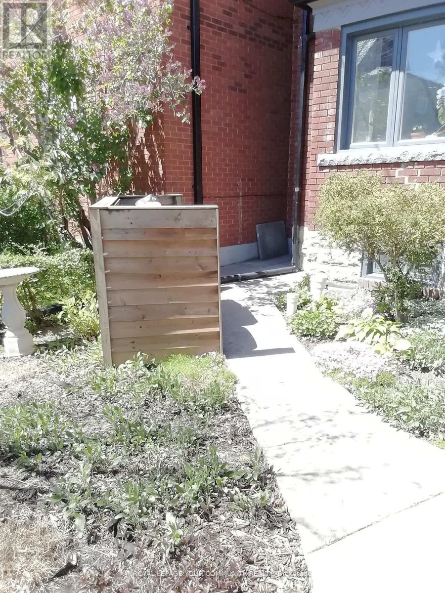 Lower - 10 Ulster Street, Toronto, Ontario  M5S 1E2 - Photo 2 - C13854696