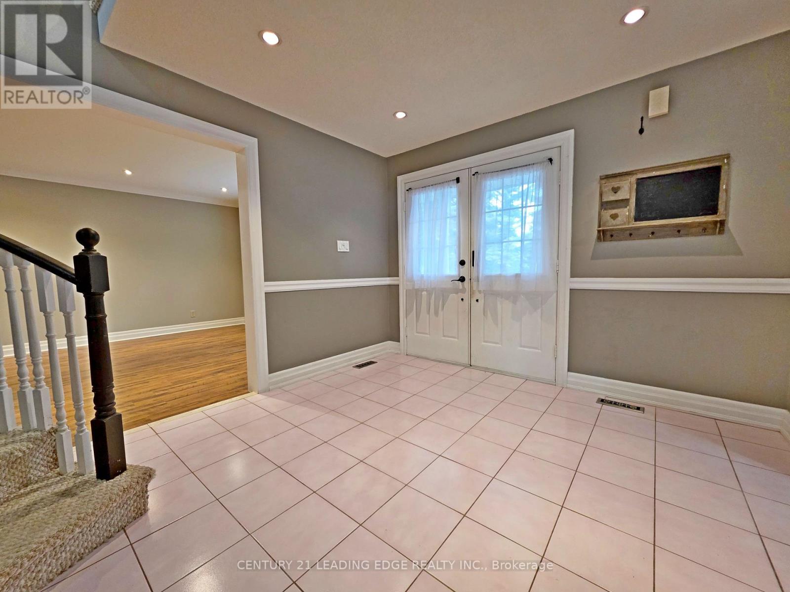 14 Hadera Place, Georgina, Ontario  L4P 3N6 - Photo 4 - N13854972