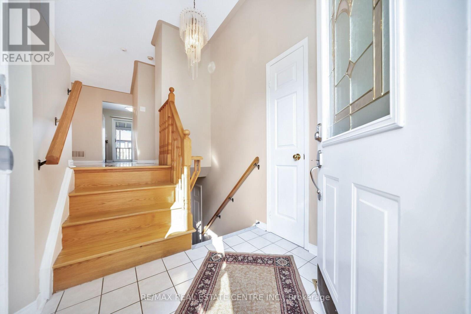 111 Springview Drive, Brampton, Ontario  L6X 4K3 - Photo 8 - W13854912