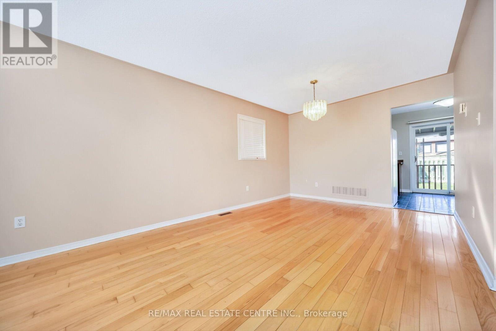 111 Springview Drive, Brampton, Ontario  L6X 4K3 - Photo 9 - W13854912