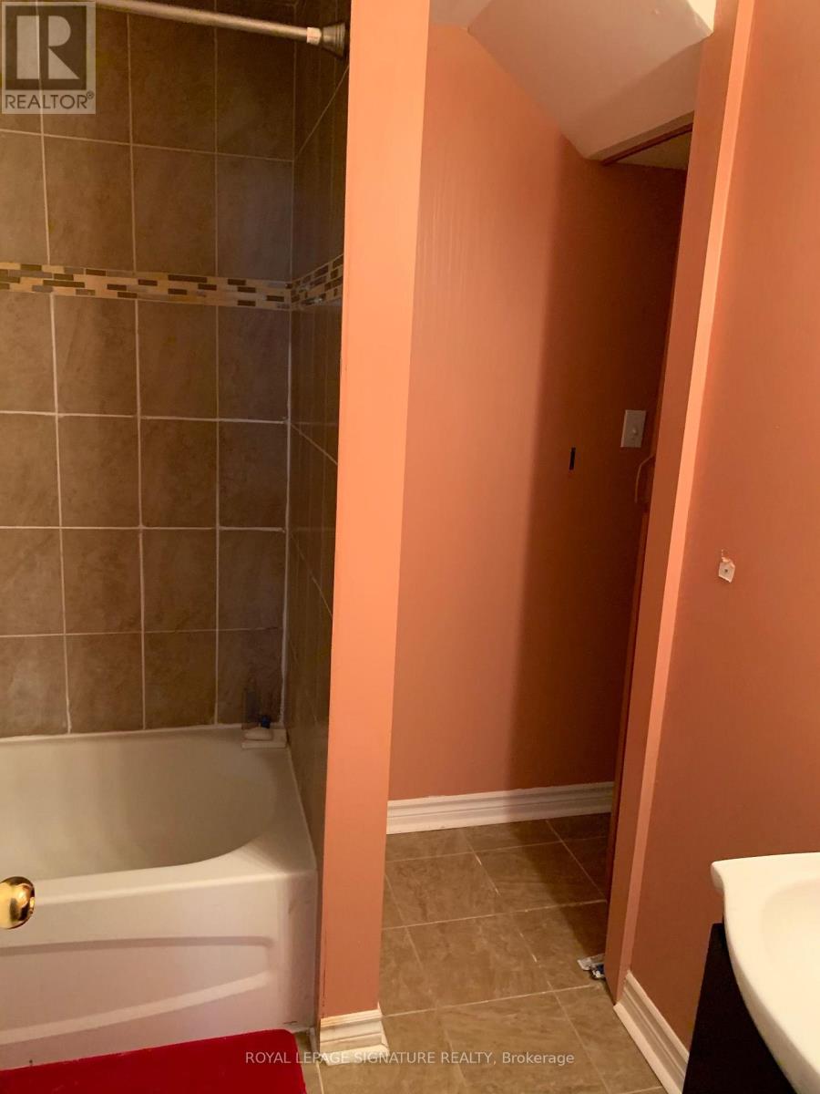 249 Comiskey Crescent, Mississauga, Ontario  L5W 0C4 - Photo 15 - W13854974