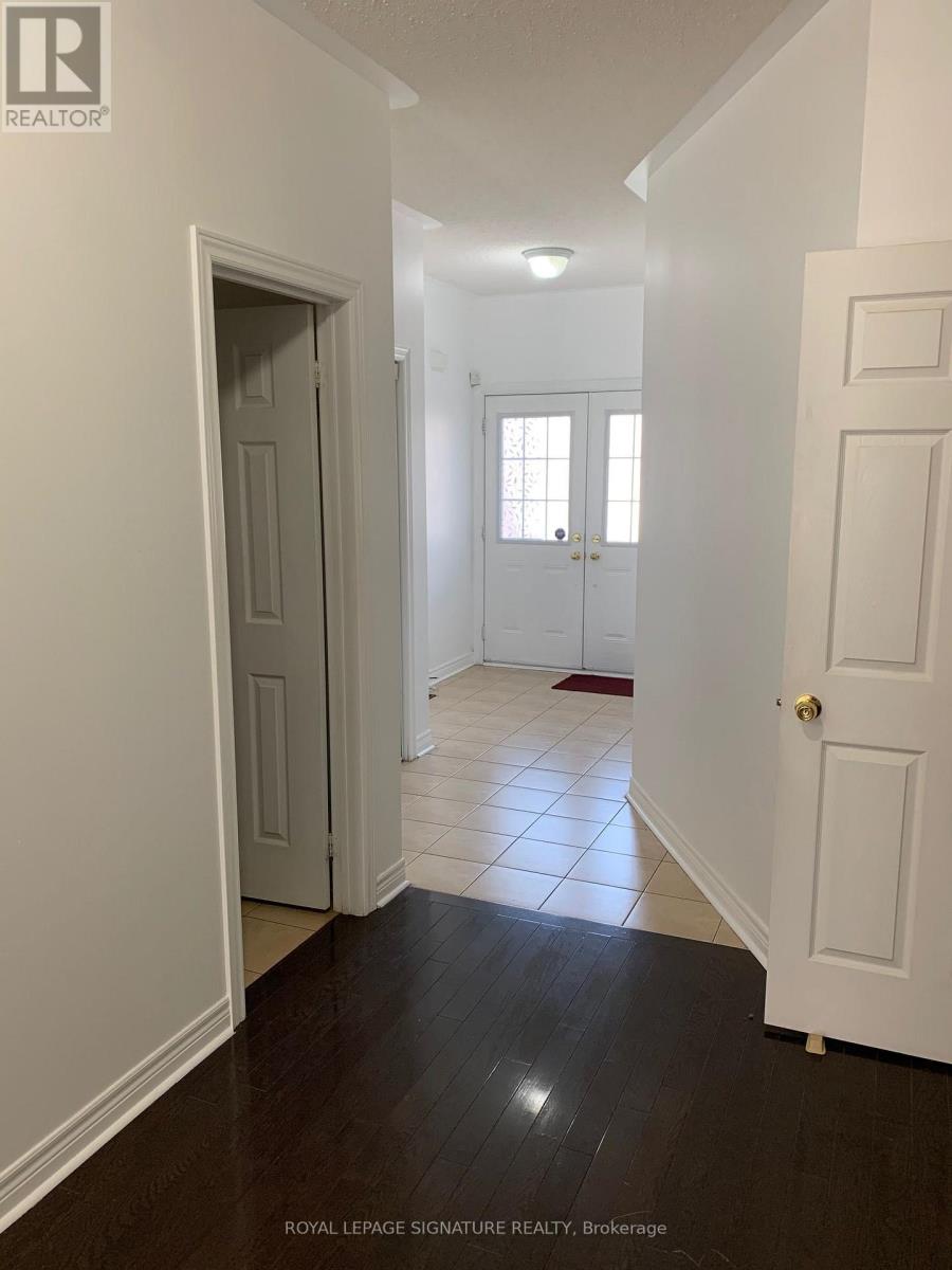 249 Comiskey Crescent, Mississauga, Ontario  L5W 0C4 - Photo 2 - W13854974