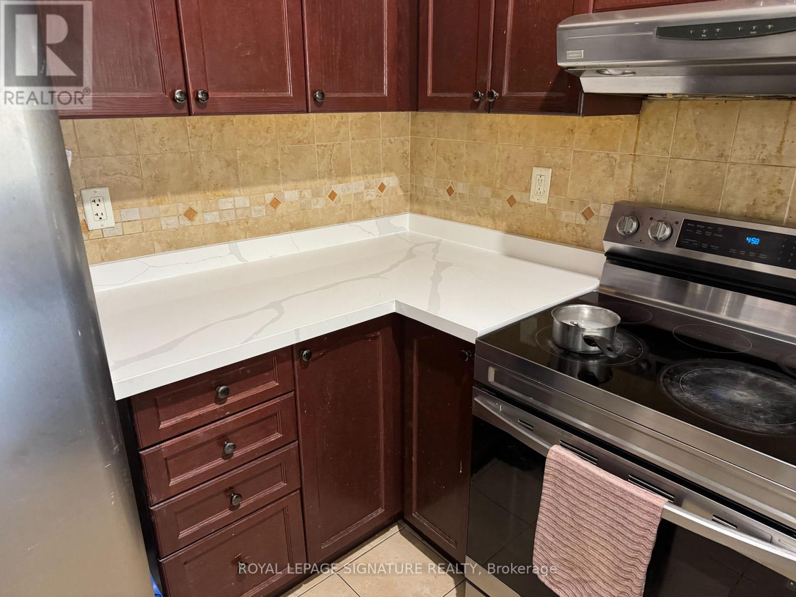 249 Comiskey Crescent, Mississauga, Ontario  L5W 0C4 - Photo 5 - W13854974