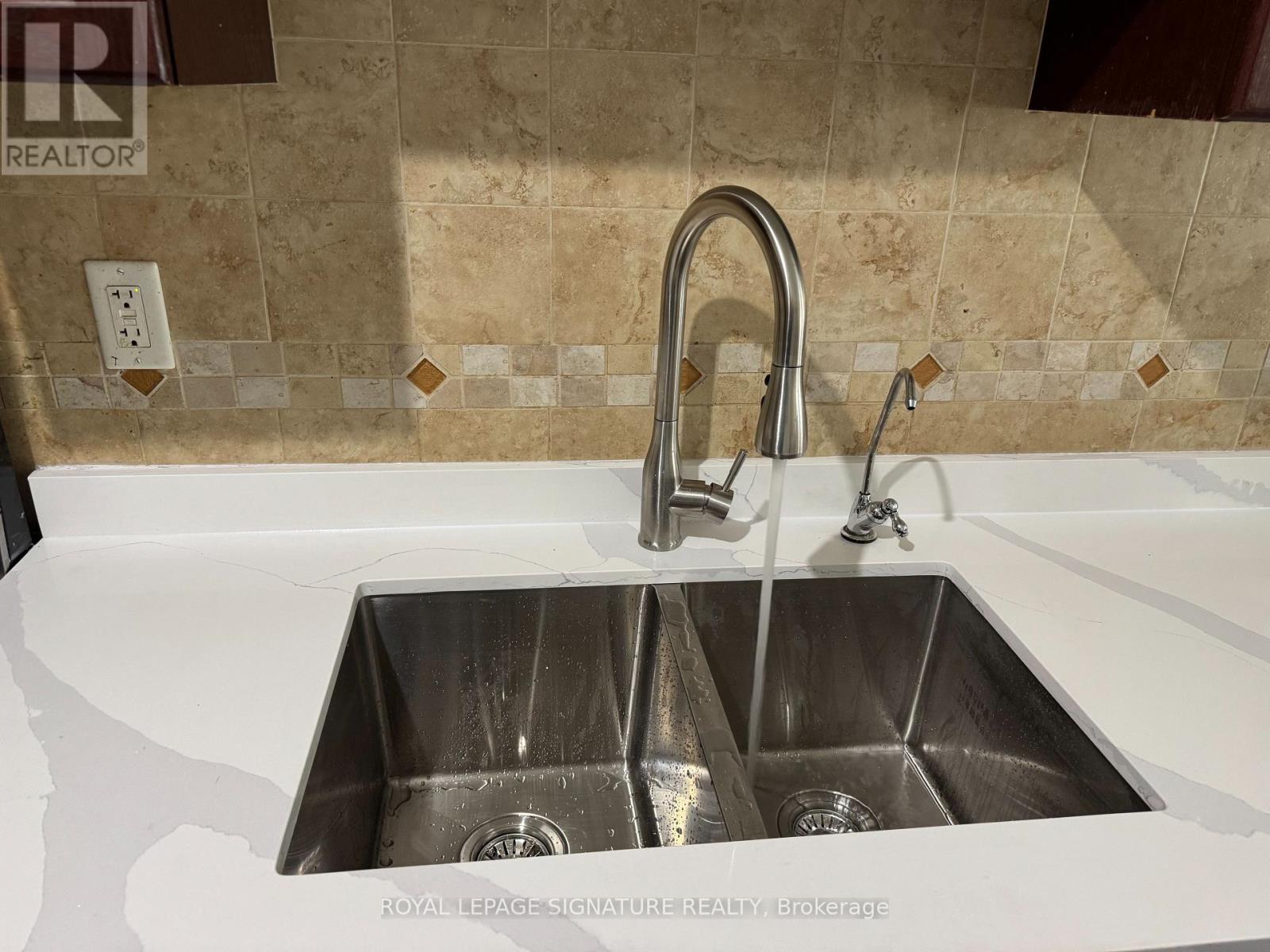 249 Comiskey Crescent, Mississauga, Ontario  L5W 0C4 - Photo 6 - W13854974