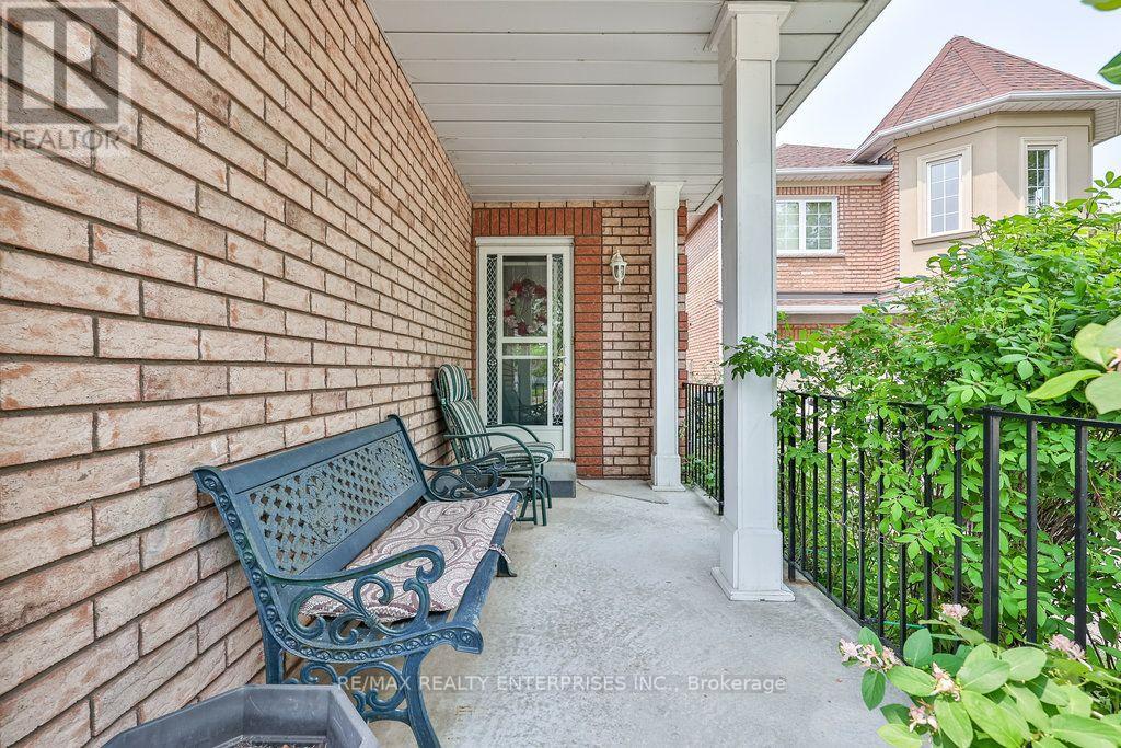 3 JACK KENNY COURT Caledon (Bolton West) Ontario Canada L7E2M5 4