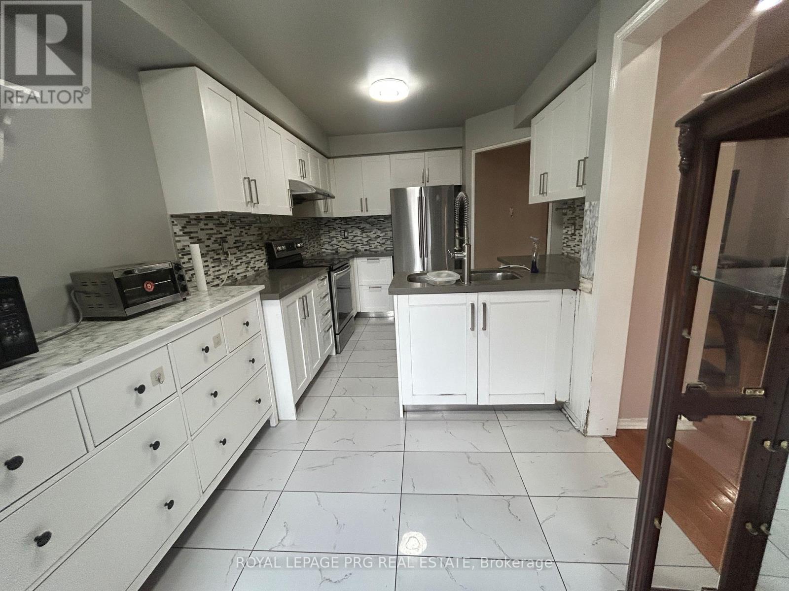 126 Rainforest Drive N, Brampton, Ontario  L6R 1A5 - Photo 3 - W13823178