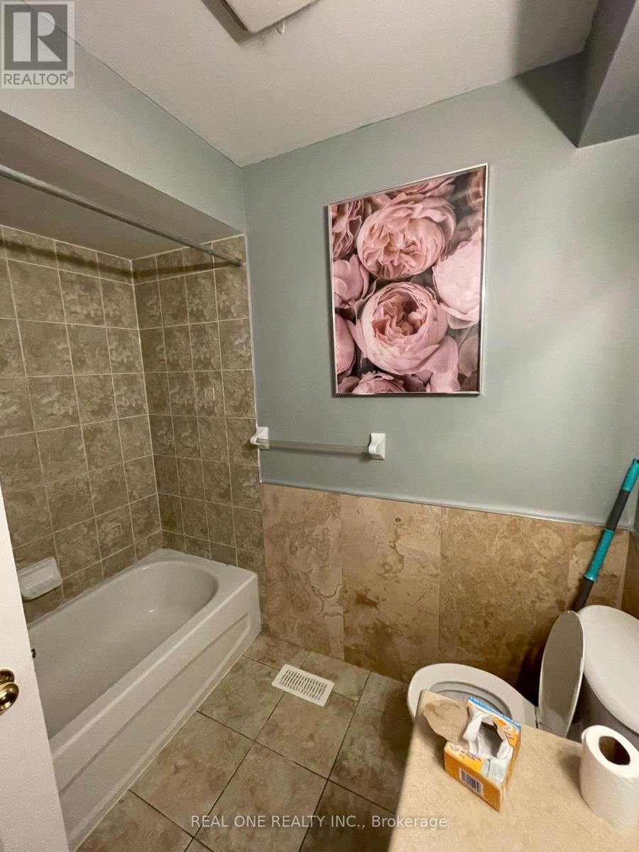 15 Hackett Avenue, Toronto (York University Heights), Ontario  M3J 0C7 - Photo 6 - W13740396
