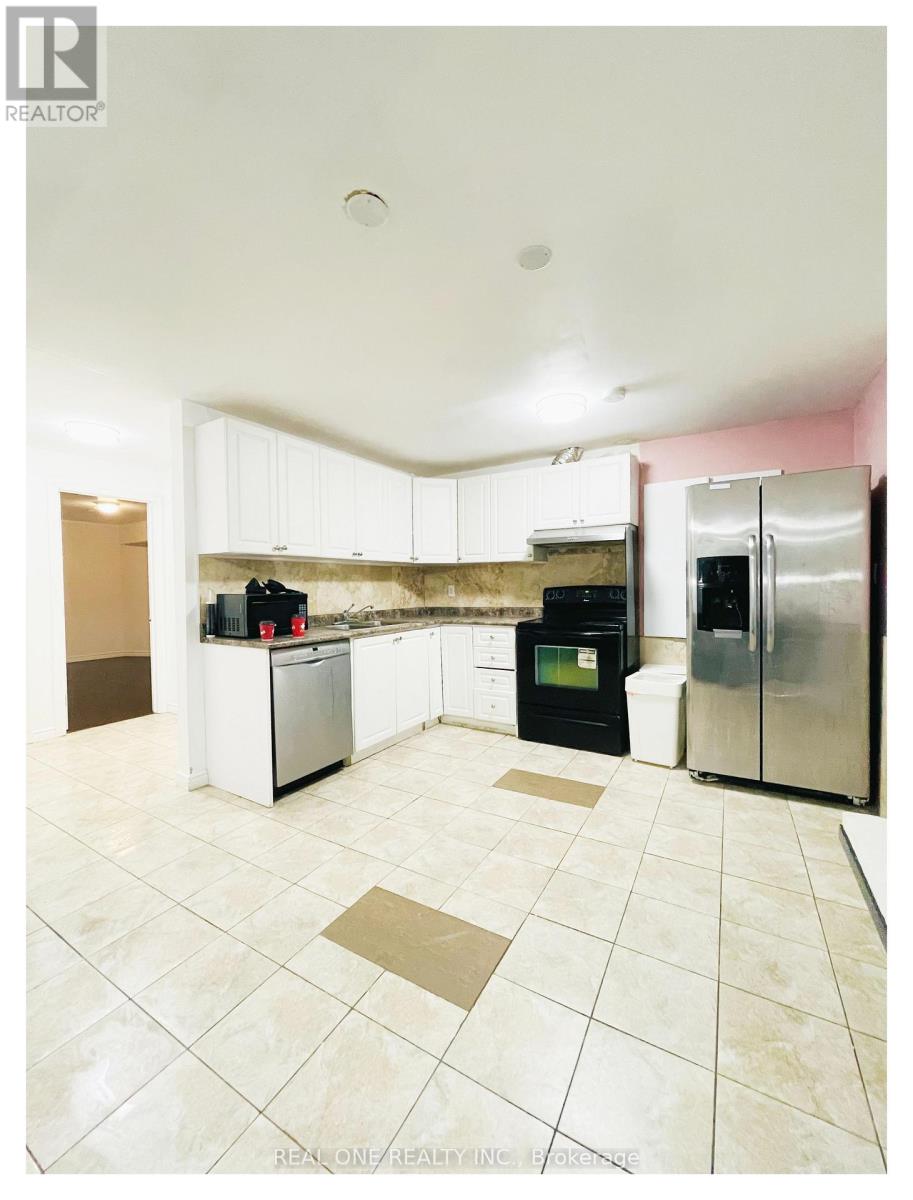 15 Hackett Avenue, Toronto (York University Heights), Ontario  M3J 0C7 - Photo 8 - W13740396