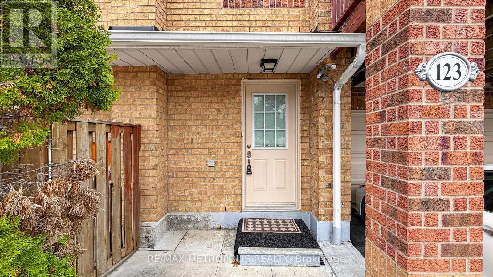 123 - 2 Hedge End Road, Toronto, Ontario  M1B 5Z8 - Photo 4 - E13855056