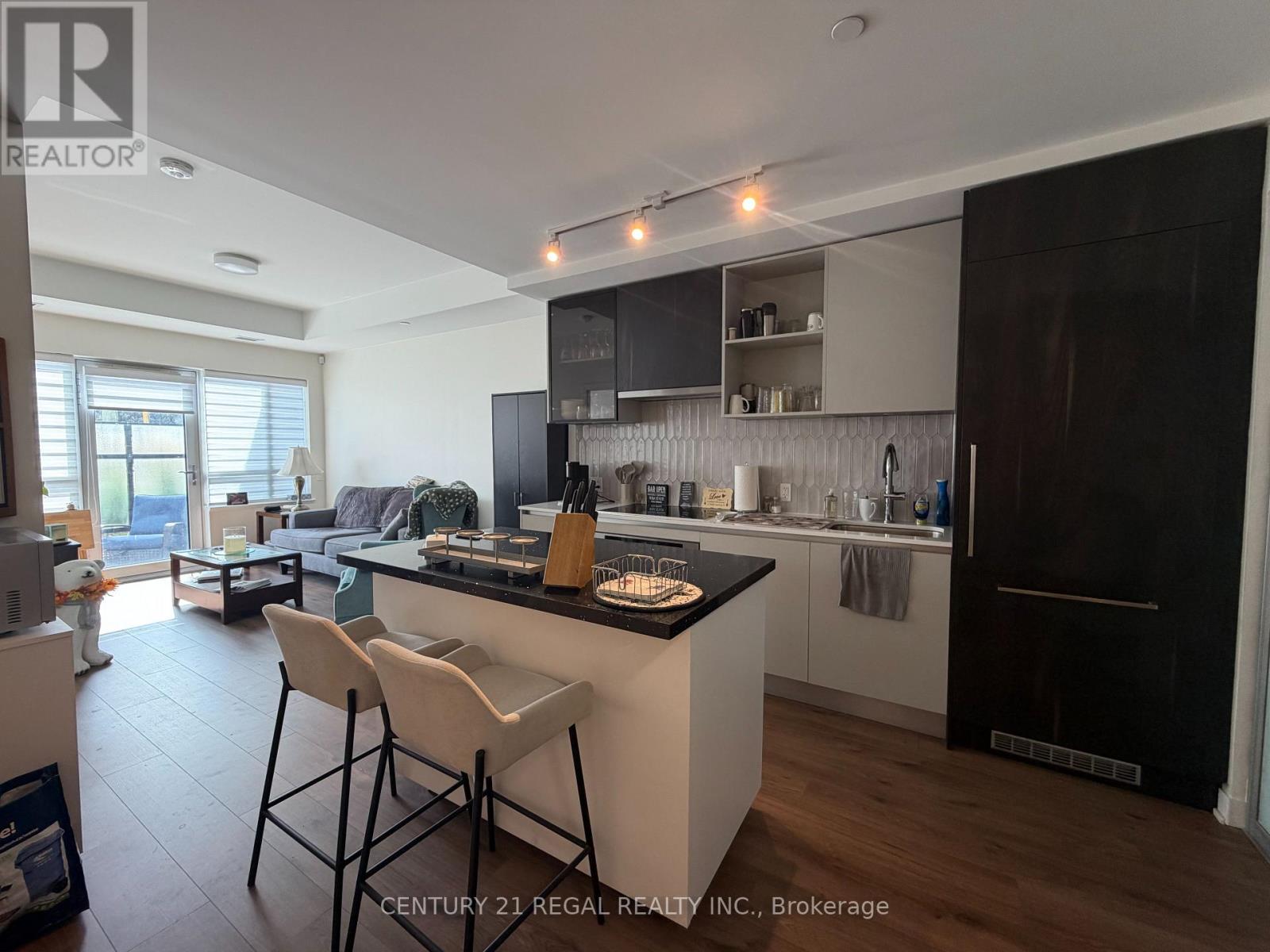 101 - 395 DUNDAS STREET W, Oakville, Ontario
