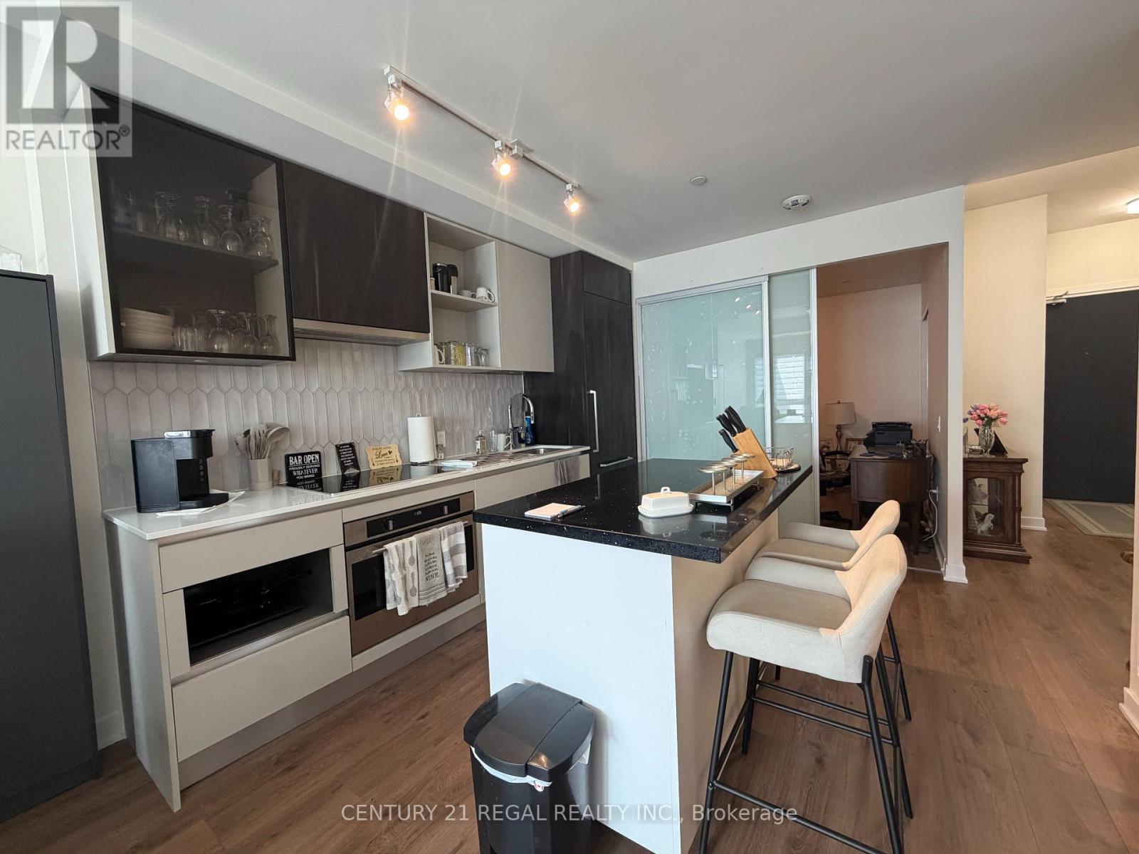 101 - 395 Dundas Street W, Oakville, Ontario  L6M 5R8 - Photo 2 - W13855114