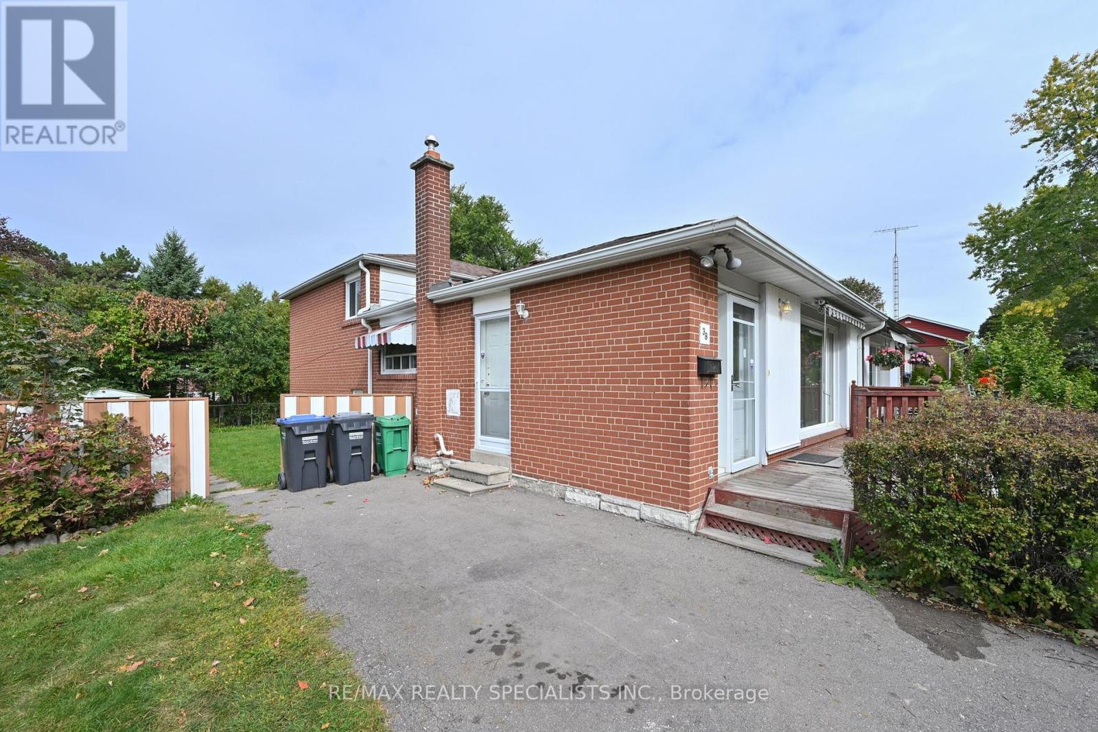 38 Algonquin Boulevard, Brampton, Ontario  L6T 1R9 - Photo 3 - W13855186