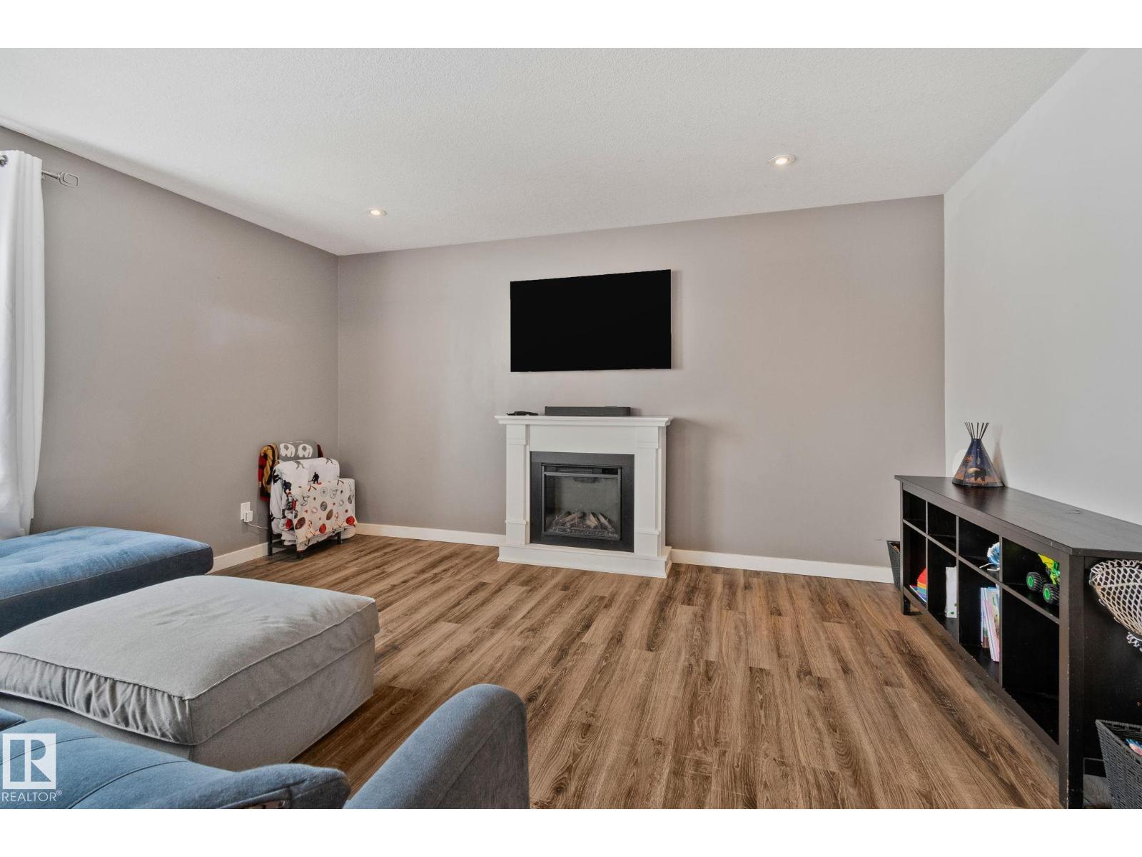 3711 161 AV NW