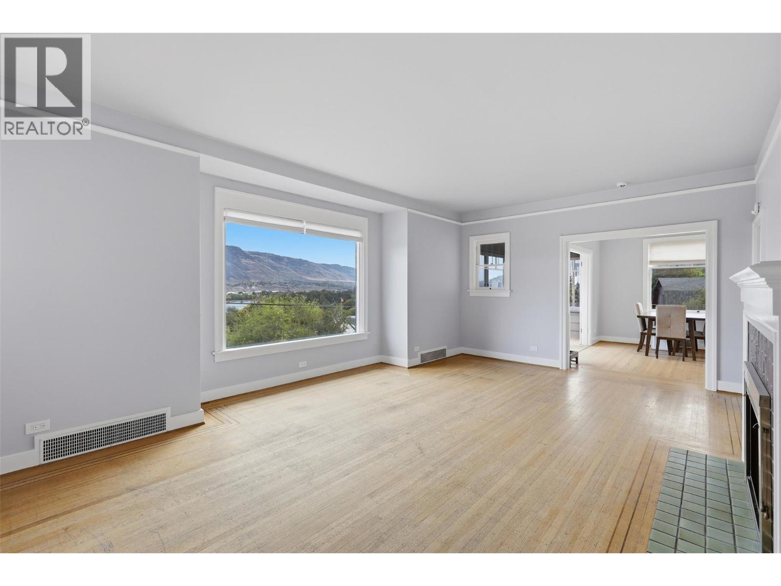 275 SEYMOUR  W Street