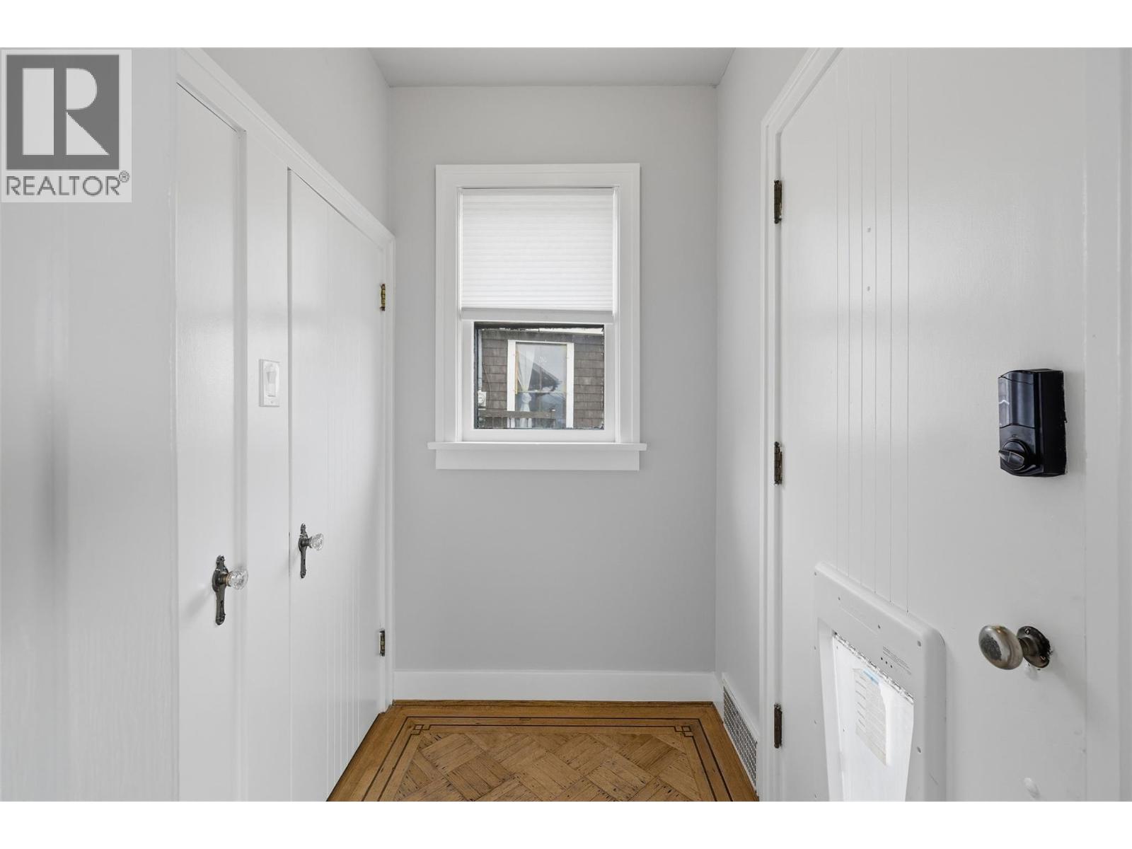275 SEYMOUR  W Street