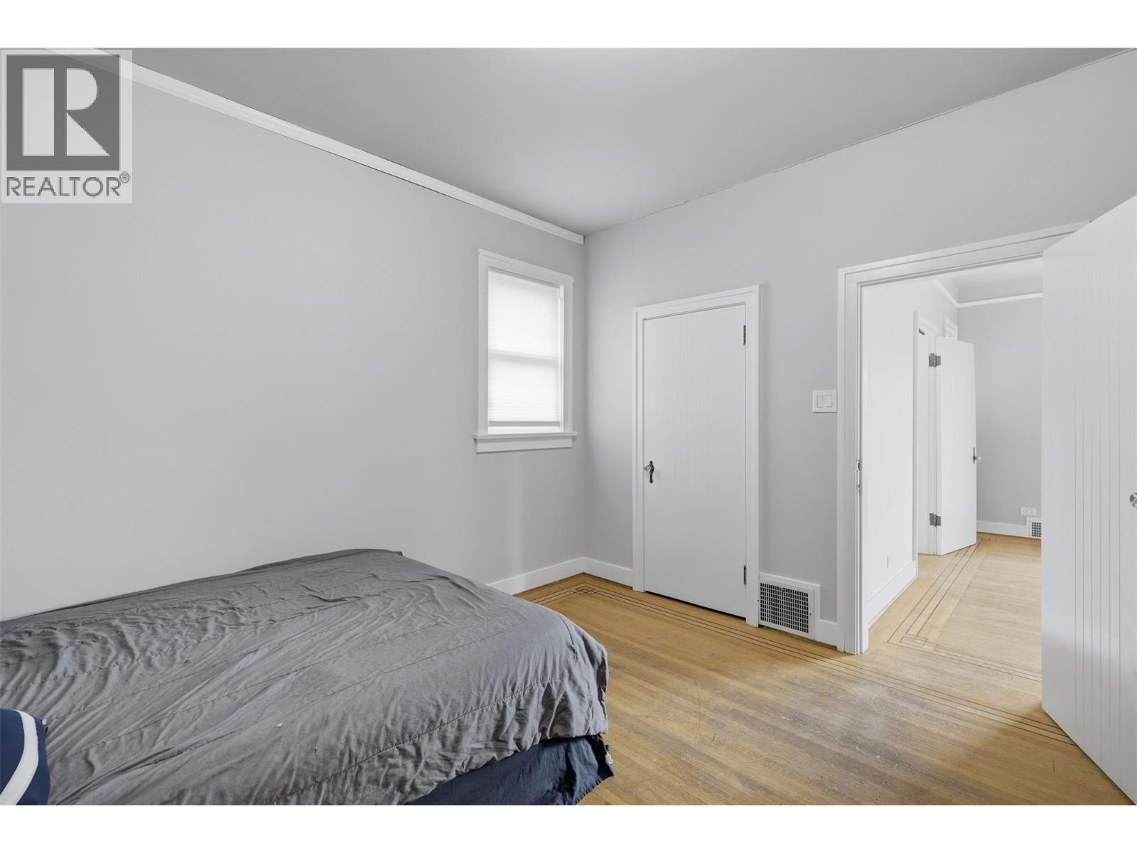 275 SEYMOUR  W Street