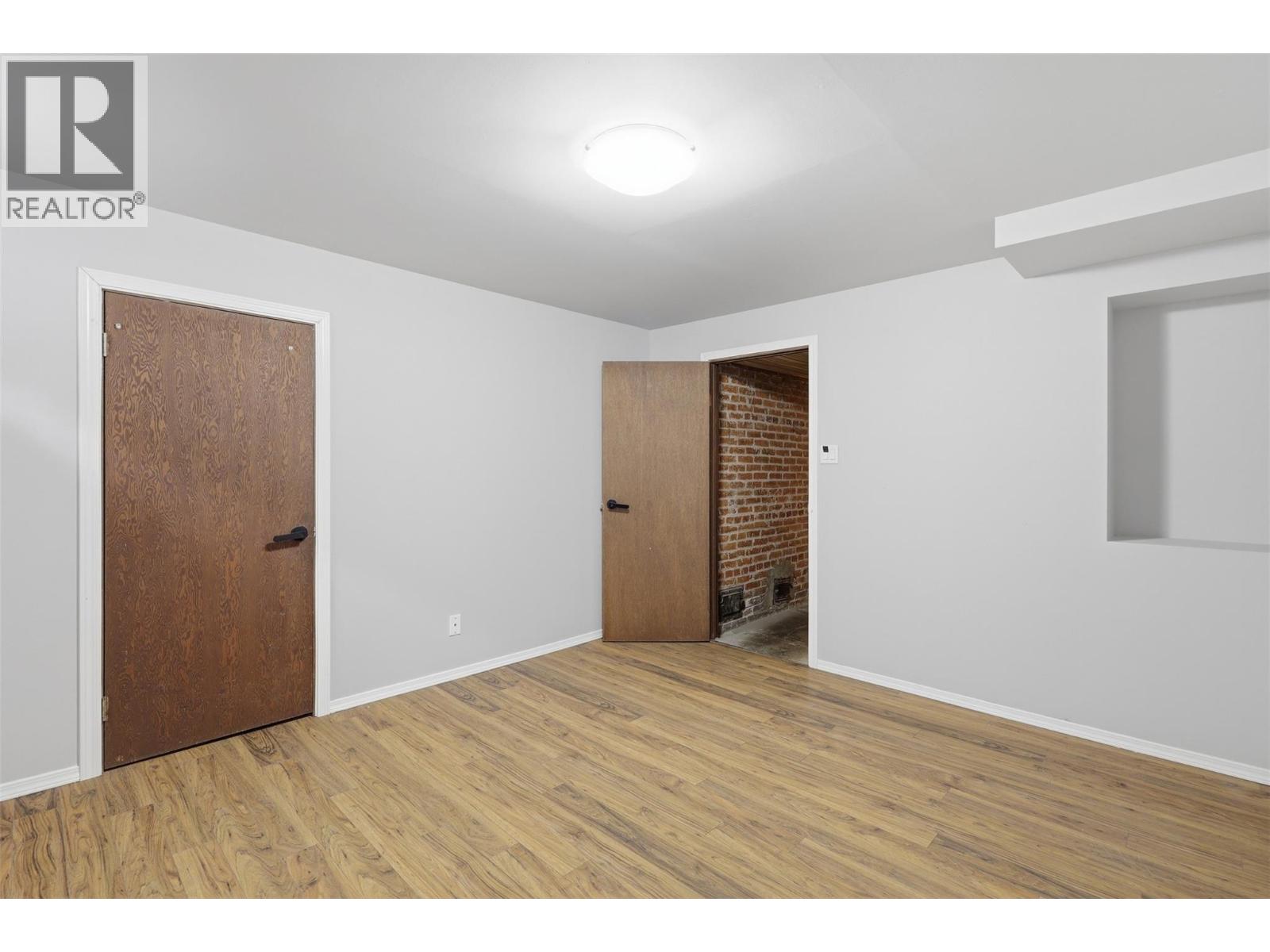 275 SEYMOUR  W Street