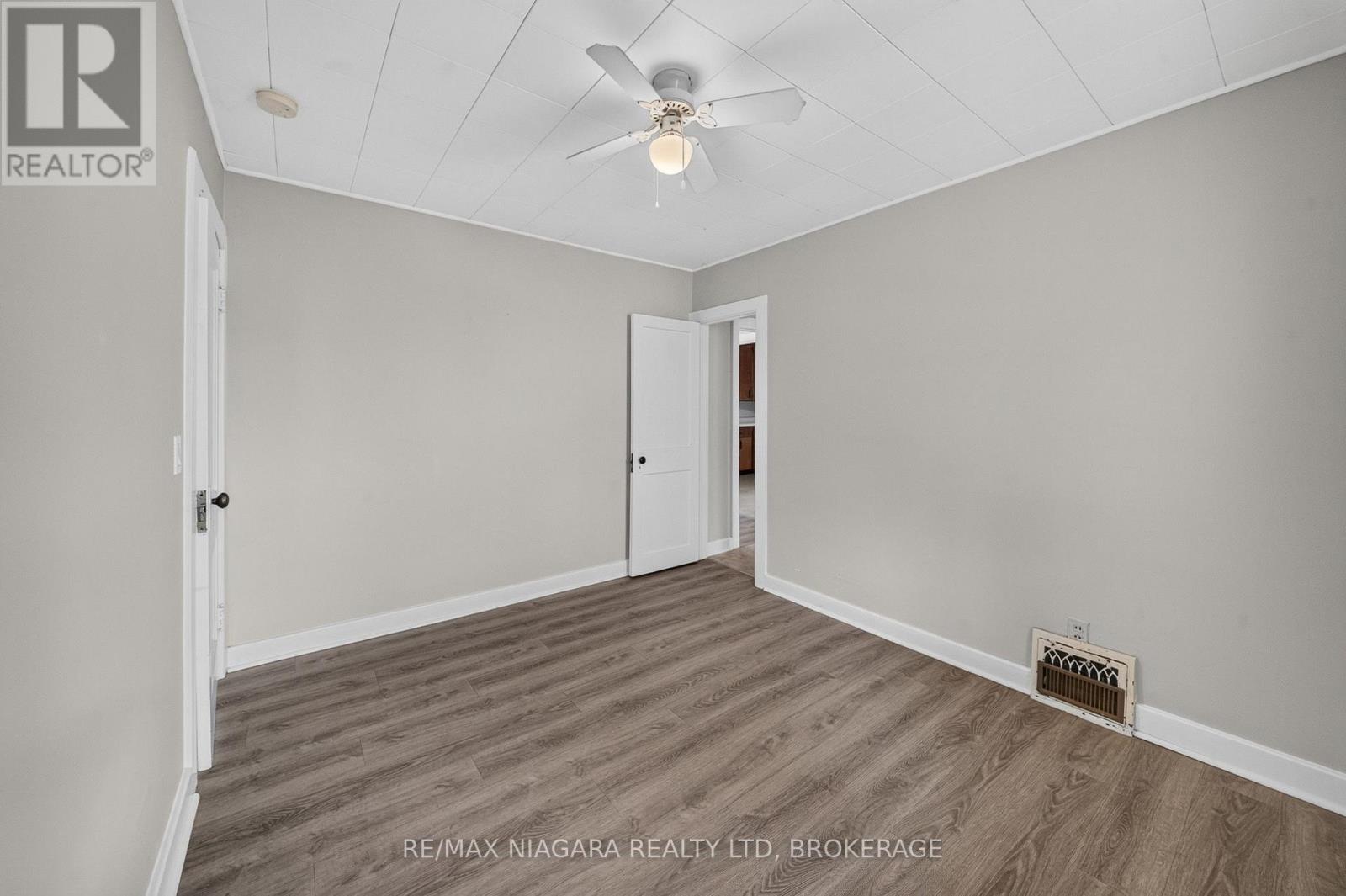 6520 Barker Street, Niagara Falls (Dorchester), Ontario L2G 1Y7 - Photo 12 - X13855478