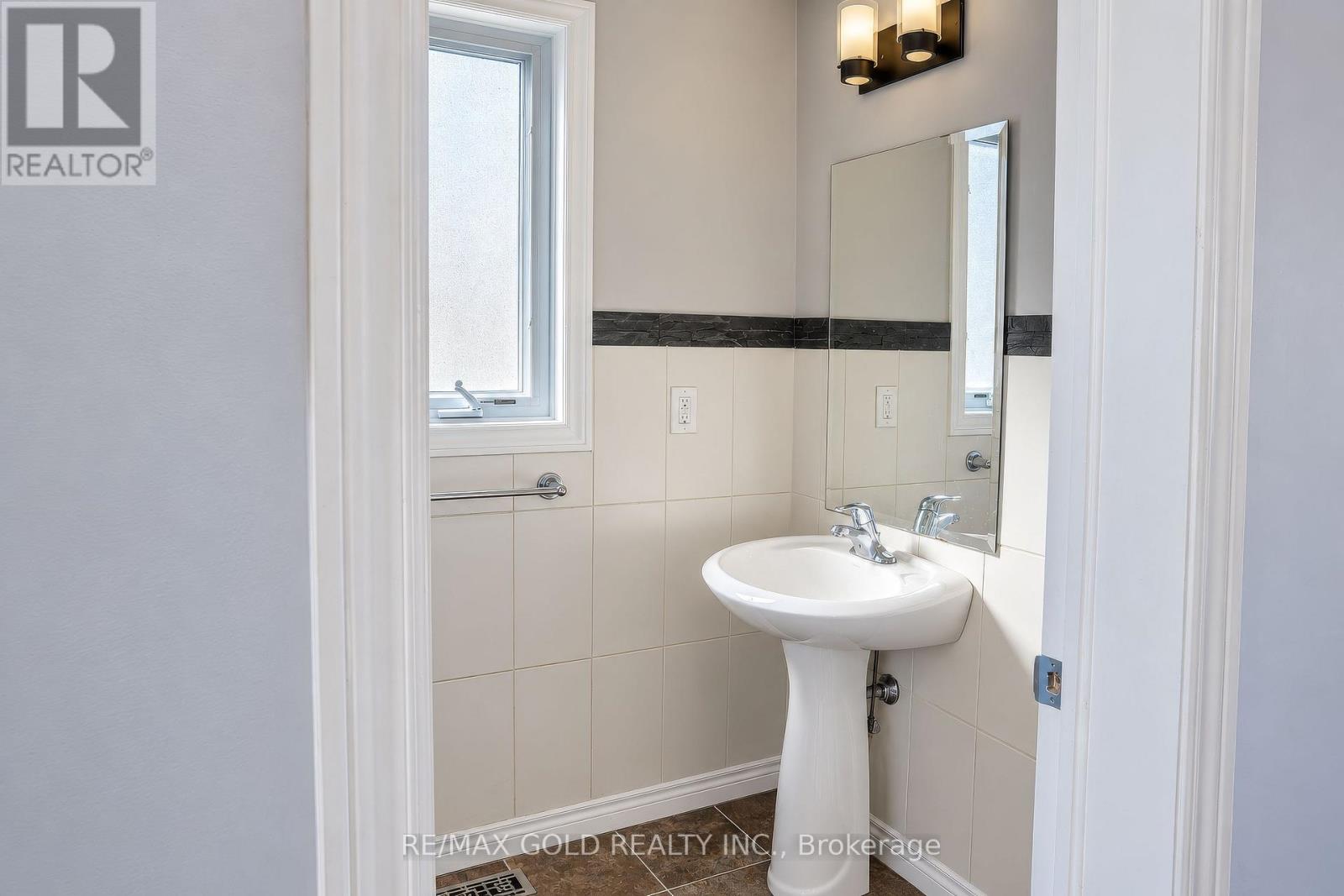 31 Melinda Street W, Kitchener, Ontario  N2E 0B8 - Photo 5 - X13855168