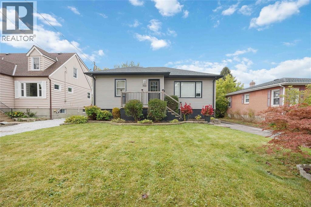 703 WILLIAM AVENUE, Sarnia, Ontario