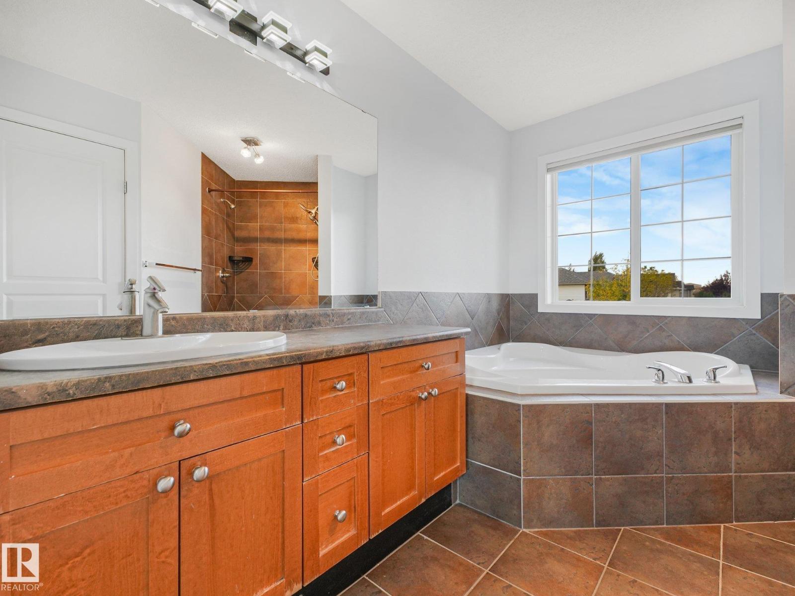 458 MACEWAN RD SW