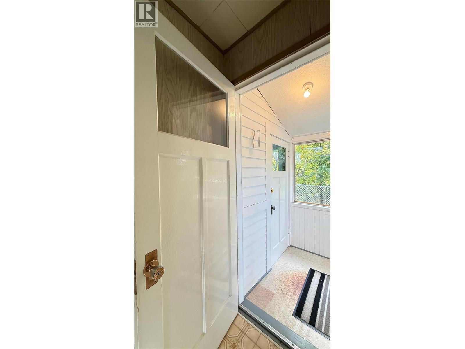 1002 Kootenay Street