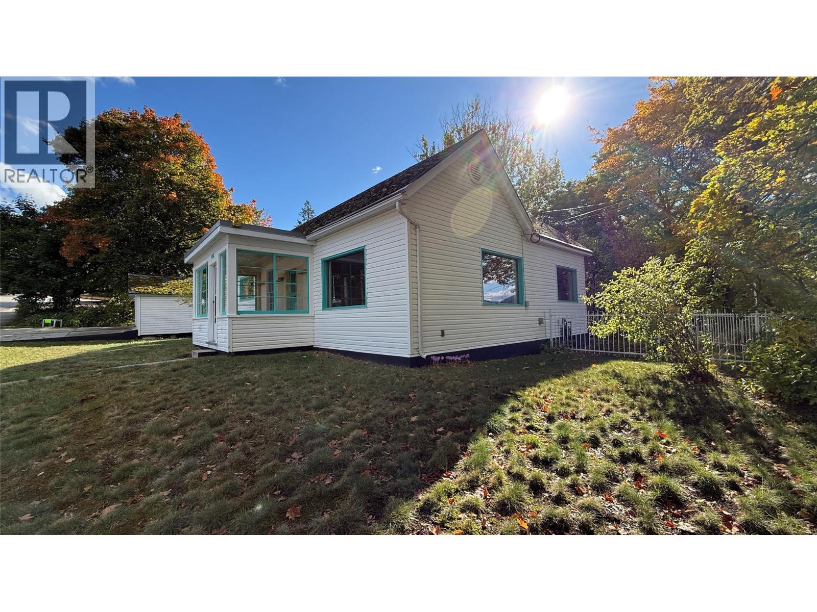 1002 Kootenay Street