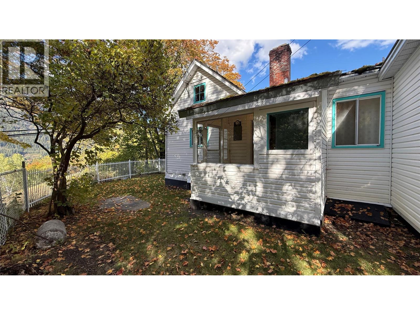1002 Kootenay Street
