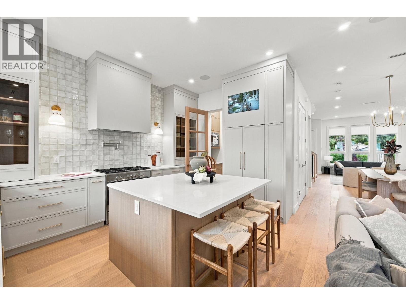2008 Westview Drive, North Vancouver, British Columbia  V7M 3B2 - Photo 4 - R3171423