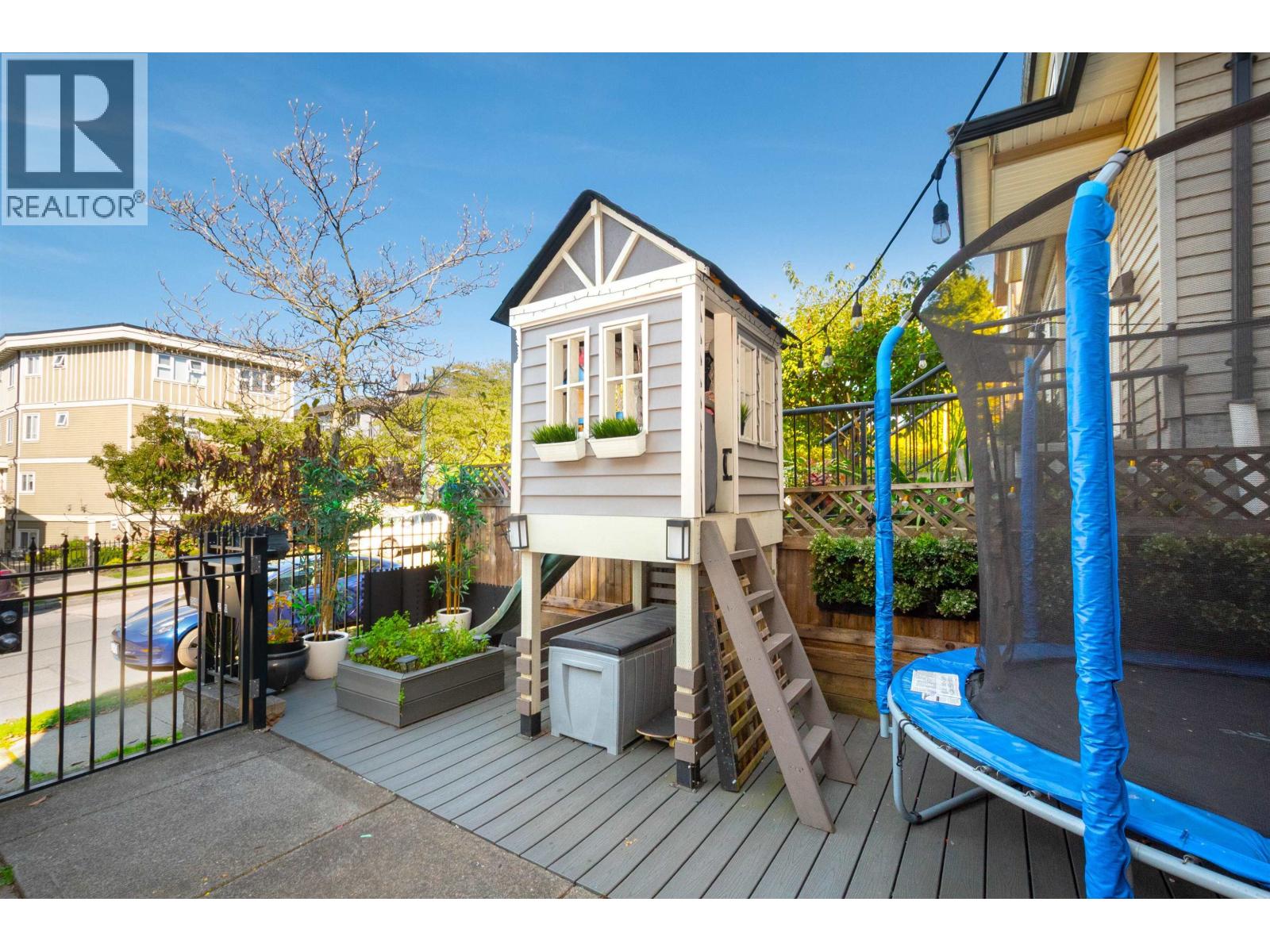2048 TRIUMPH STREET