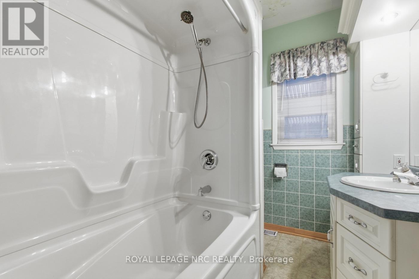 65 Golden Boulevard W, Welland (Lincoln/crowland), Ontario  L3B 1H5 - Photo 13 - X13855898