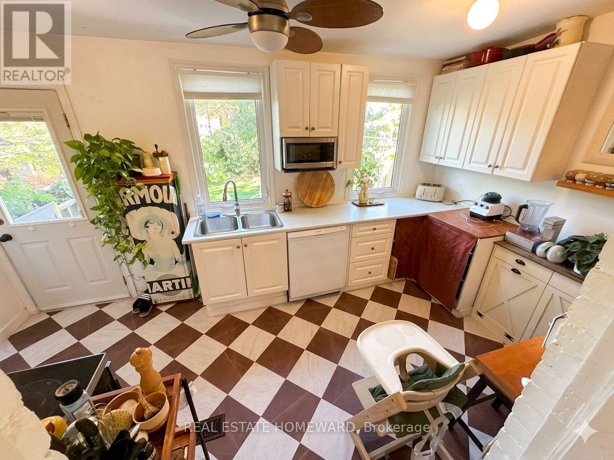 250 Rushton Road, Toronto, Ontario  M6G 3J5 - Photo 14 - C13855776