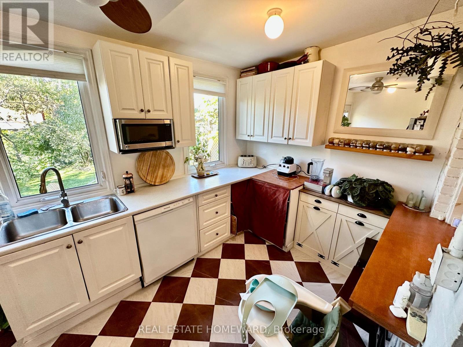 250 Rushton Road, Toronto, Ontario  M6G 3J5 - Photo 18 - C13855776
