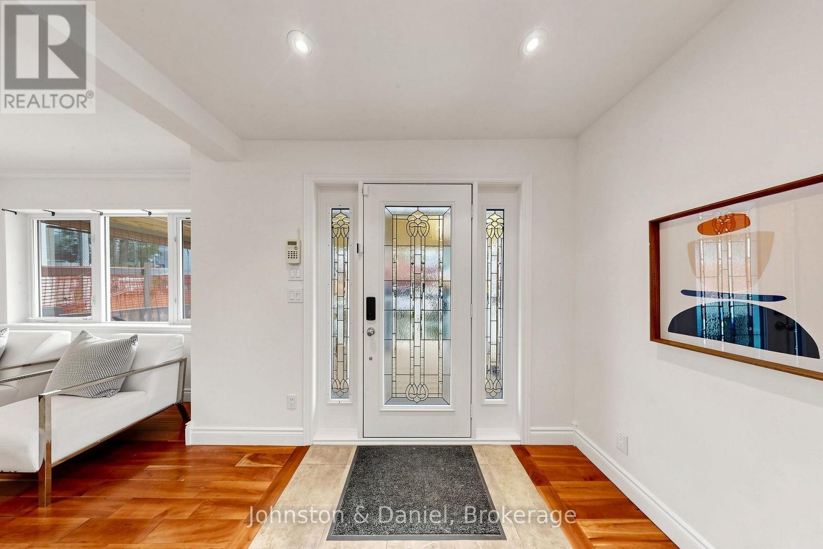 502 SCARBOROUGH ROAD Toronto (East End-Danforth) Ontario Canada M4E3N2 4