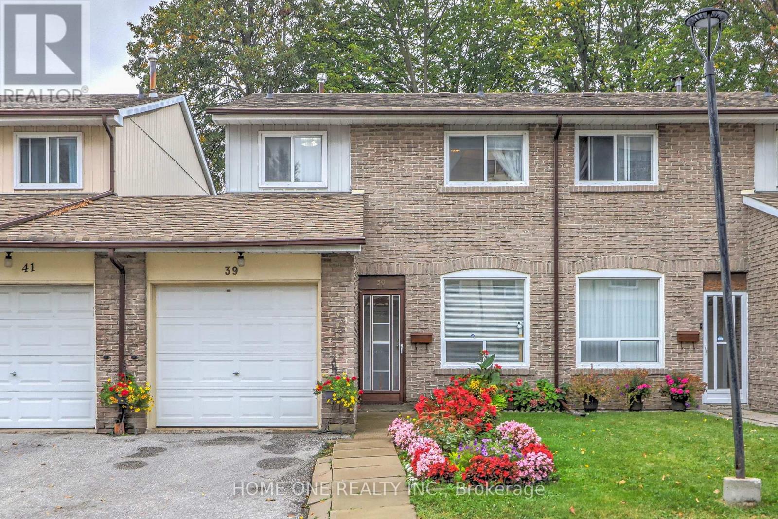 39 - 44 CHESTER LE BOULEVARD, Toronto, Ontario