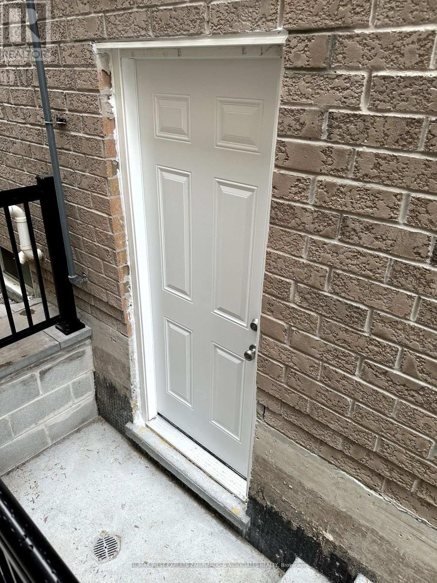 52 Herefordshire Crescent, Newmarket, Ontario  L9N 0B7 - Photo 3 - N13855784