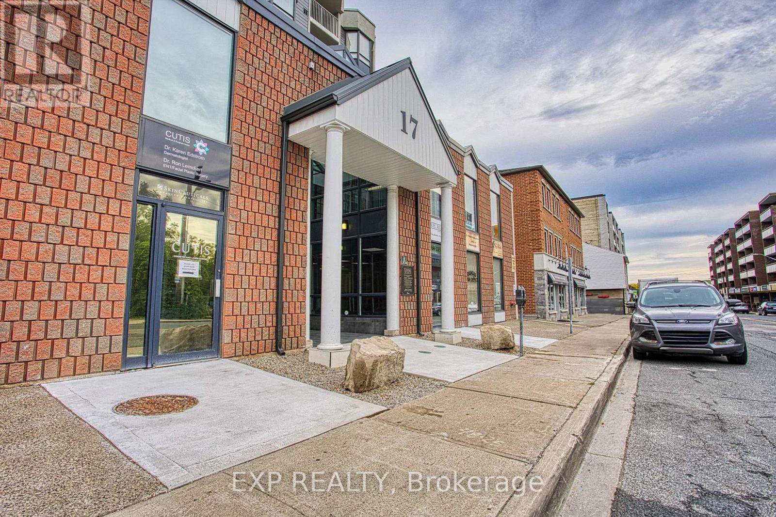 502 - 17 King Street E, Hamilton, Ontario  L9H 1B7 - Photo 2 - X13855816
