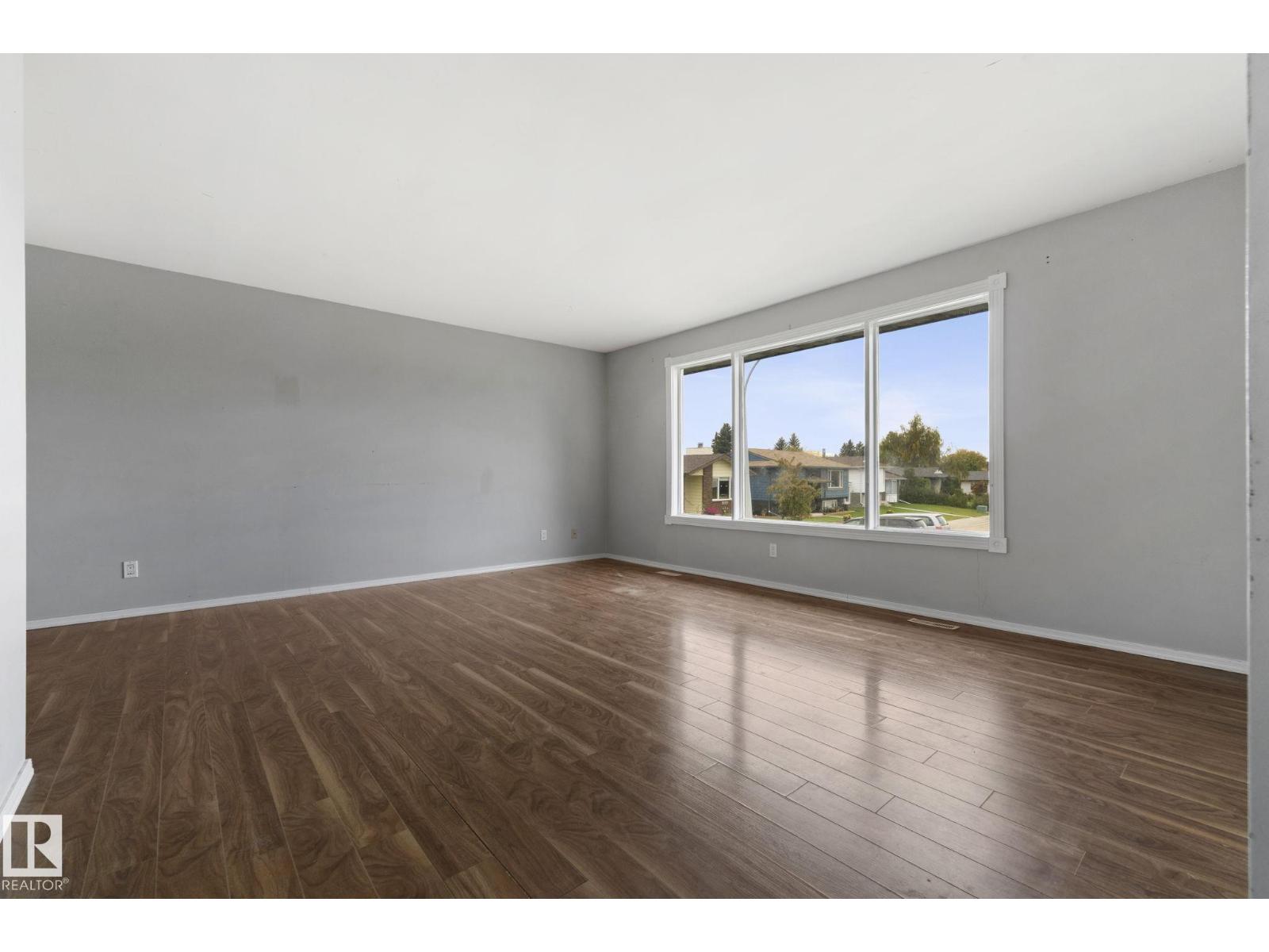6 CAMPBELL CRES E