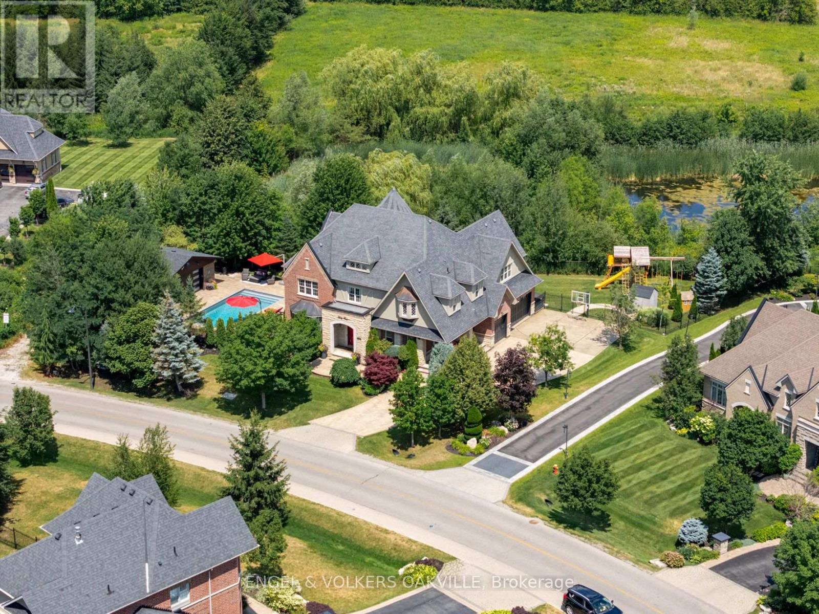 33 BARRACLOUGH BOULEVARD, Halton Hills, Ontario