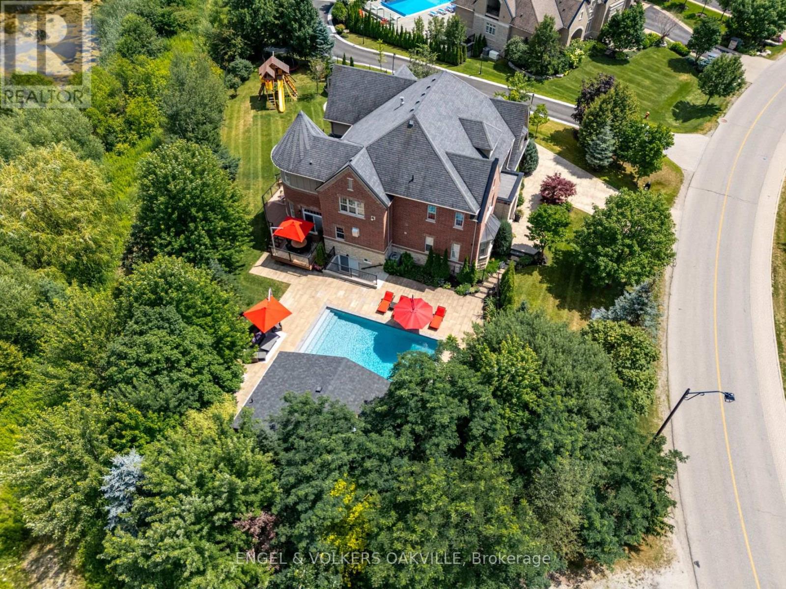 33 Barraclough Boulevard, Halton Hills, Ontario  L7G 0E8 - Photo 2 - W13855954