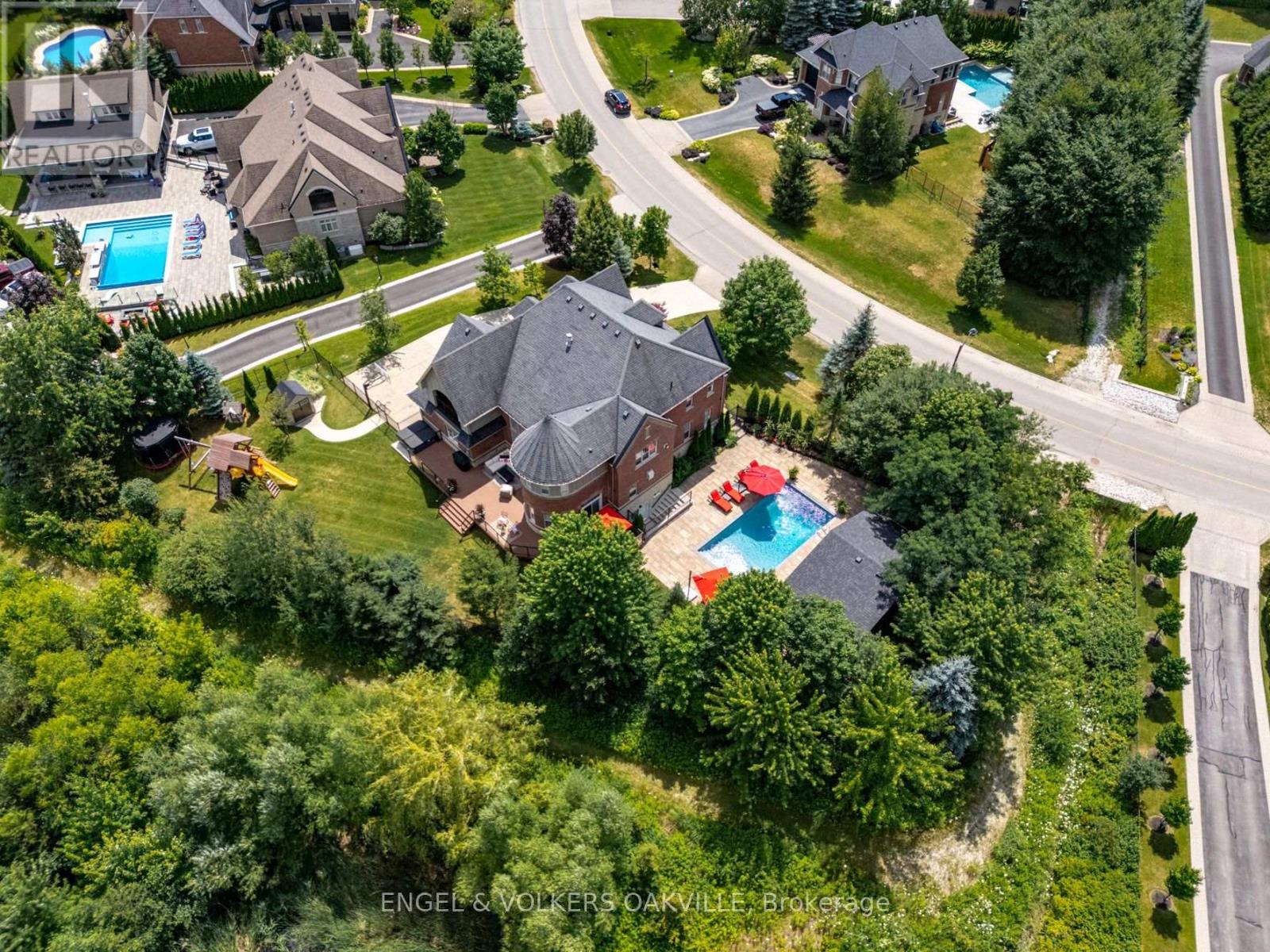 33 Barraclough Boulevard, Halton Hills, Ontario  L7G 0E8 - Photo 3 - W13855954