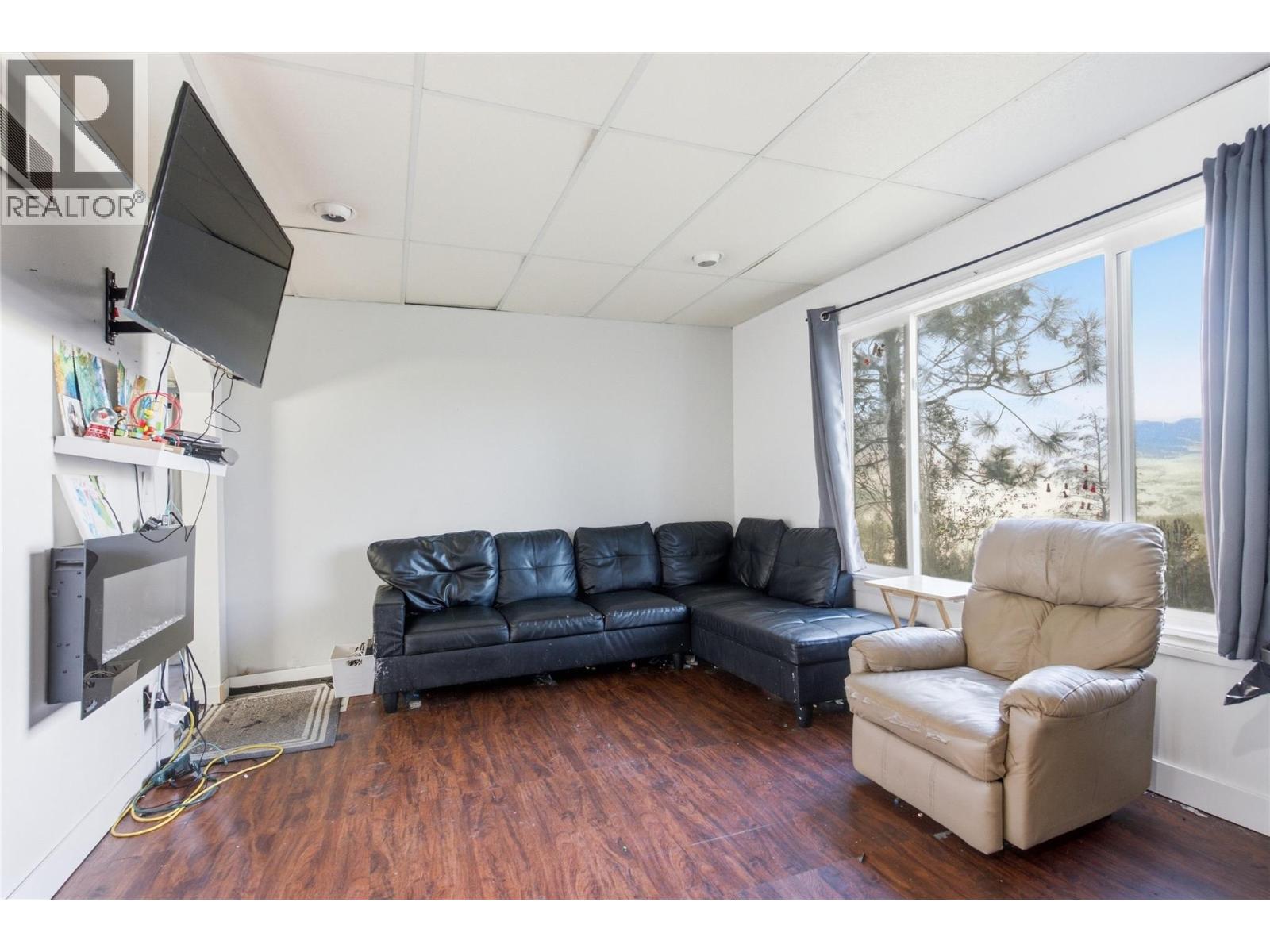 1202 CRESTWOOD Drive