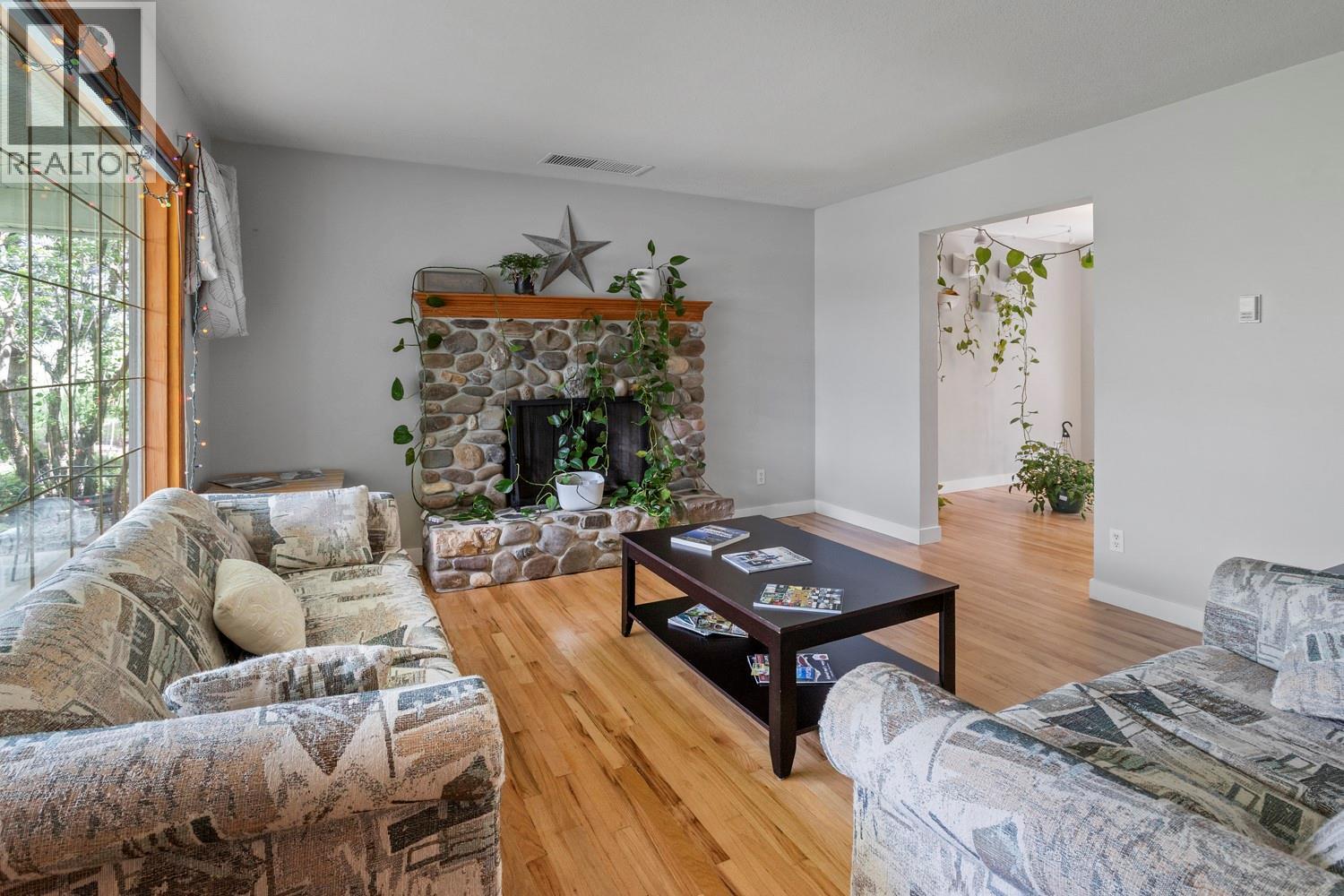 950 Hagey Road Lister British Columbia Canada V0B1C1 5