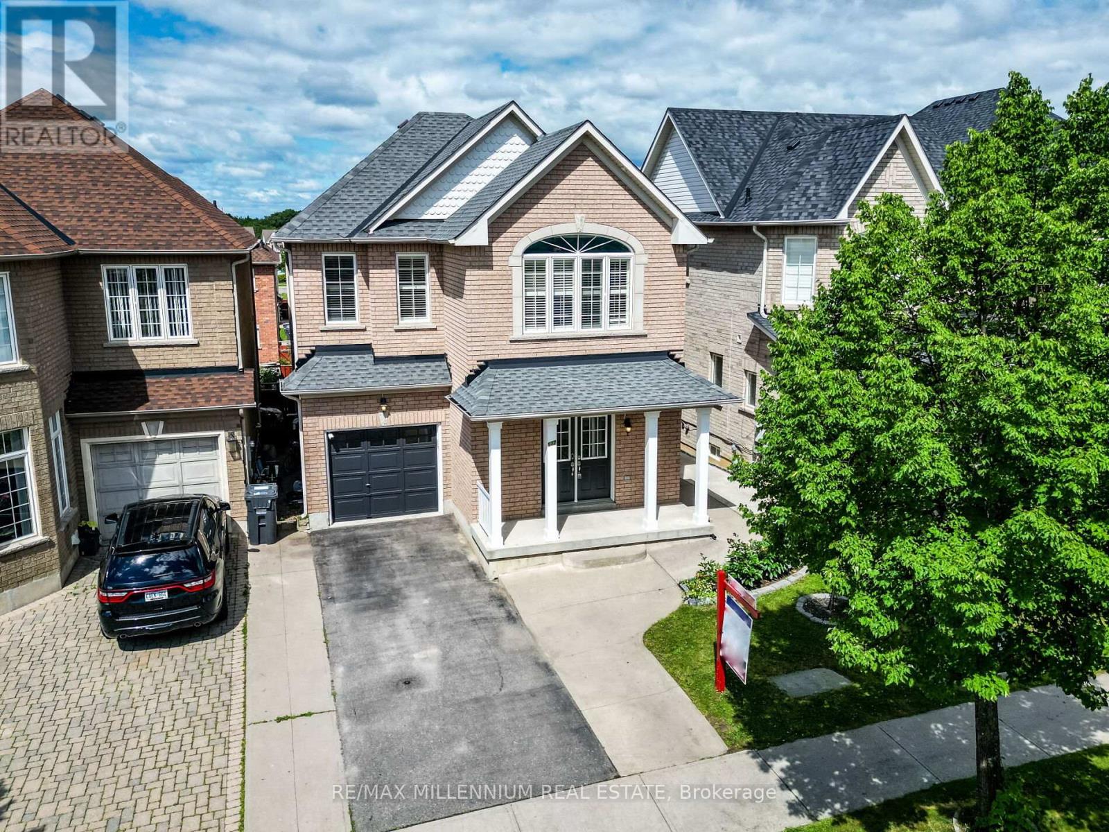 172 Pefferlaw Circle, Brampton, Ontario  L6Y 0L2 - Photo 2 - W13856226