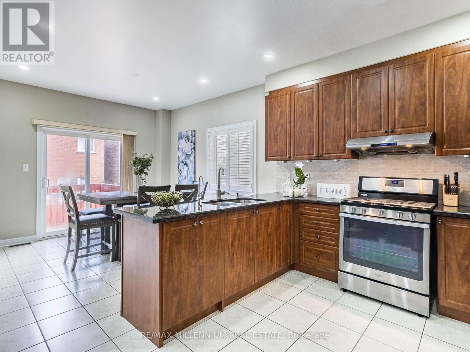 172 Pefferlaw Circle, Brampton, Ontario  L6Y 0L2 - Photo 9 - W13856226