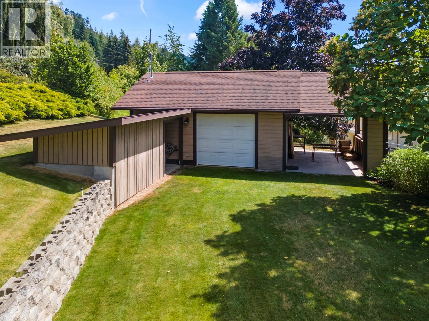 5253 ELSIE HOLMES Road Wynndel British Columbia Canada V0B2N1 5