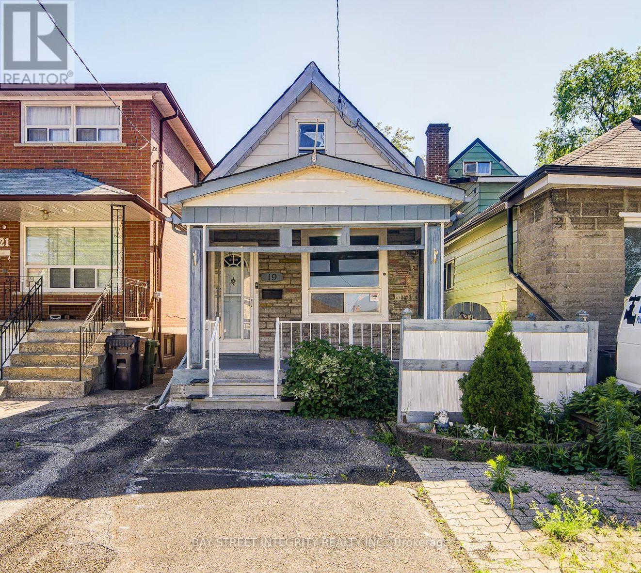 19 Robinson Avenue, Toronto, Ontario  M1L 3S8 - Photo 1 - E13856348