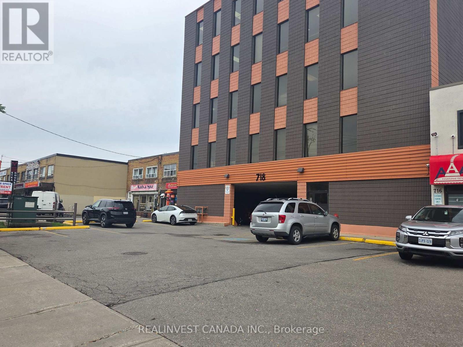 302 - 718 Wilson Avenue, Toronto (Downsview-Roding-Cfb), Ontario  M3K 1E2 - Photo 2 - W13856456