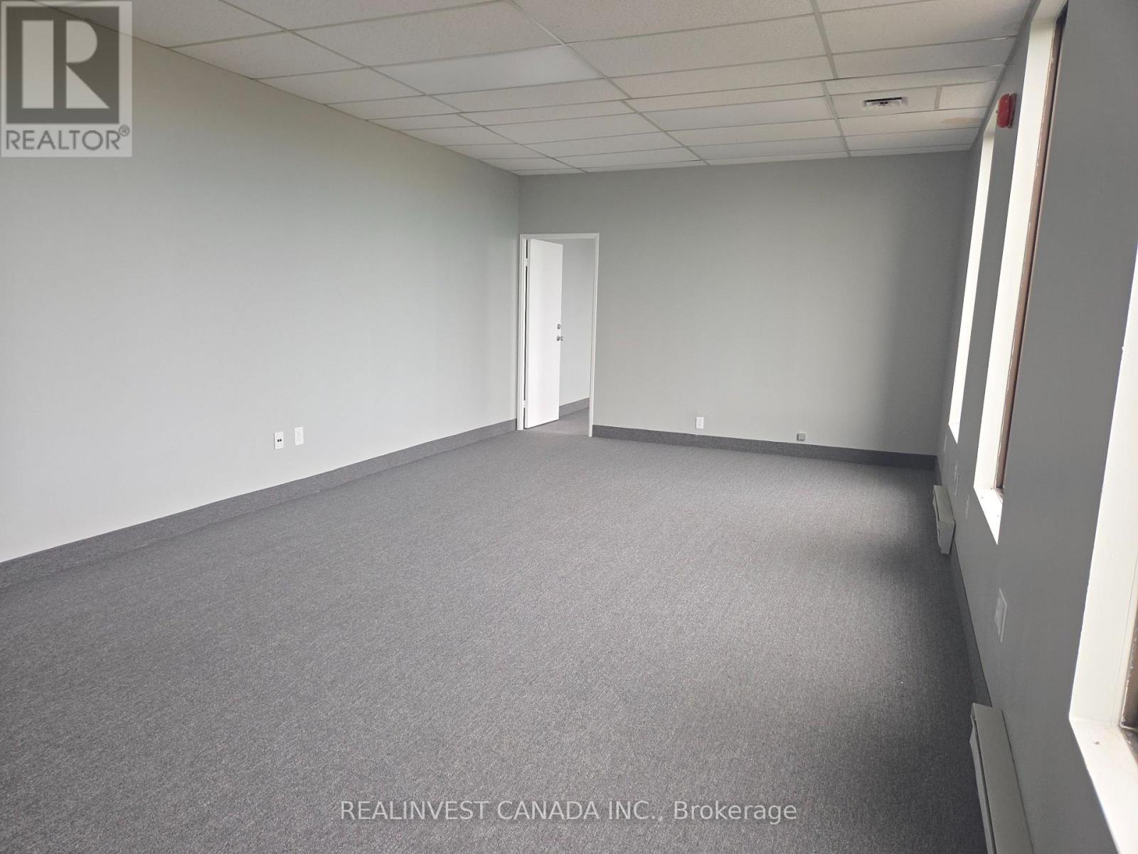302 - 718 Wilson Avenue, Toronto (Downsview-Roding-Cfb), Ontario  M3K 1E2 - Photo 3 - W13856456