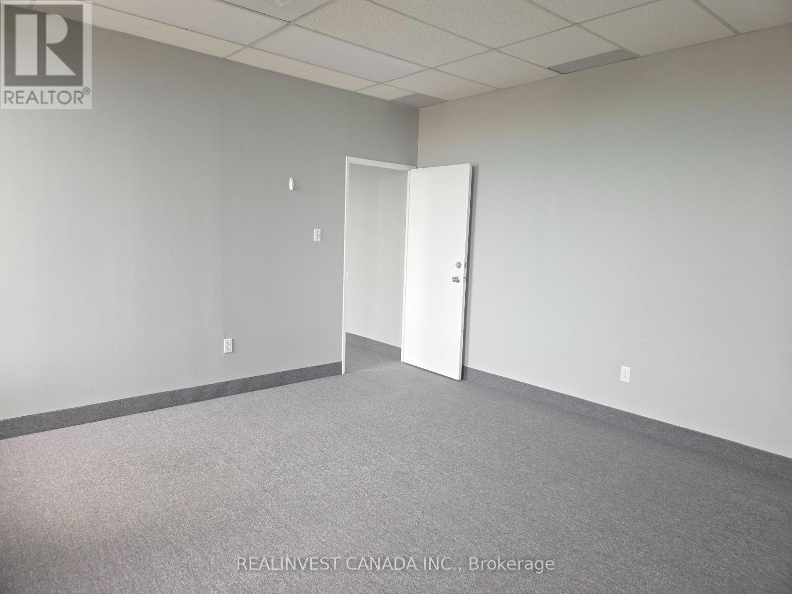 302 - 718 Wilson Avenue, Toronto (Downsview-Roding-Cfb), Ontario  M3K 1E2 - Photo 5 - W13856456